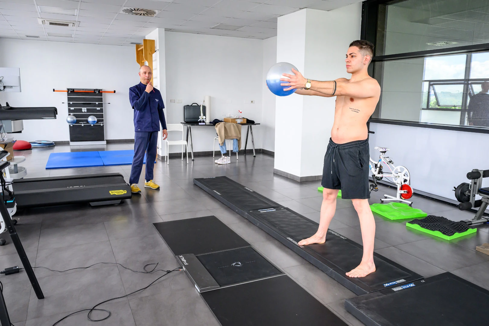 Postural re-education exercise with a ball in the MediSport gym